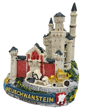 Lade das Bild in den Galerie-Viewer, Schloss Neuschwanstein Modell mit Pferdekutsche und Schwan
