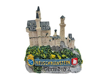 Lade das Bild in den Galerie-Viewer, Schloss Neuschwanstein Modell Mini mit Pferdekutsche und Schwan
