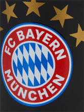 Lade das Bild in den Galerie-Viewer, FC Bayern Tasse Schwarz mit Logo – Offizieller Fanartikel
