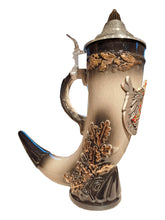 Lade das Bild in den Galerie-Viewer, Horn Bierkrug mit Zinnrelief-Adler und speziellem Zinndeckel 400 ml – Traditionelle Handwerkskunst
