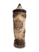 Lade das Bild in den Galerie-Viewer, Horn Bierkrug mit Zinnrelief-Adler und speziellem Zinndeckel 400 ml – Traditionelle Handwerkskunst
